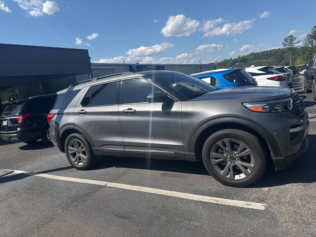 Certified 2021 Ford Explorer XLT w/ Equipment Group 202A AWD/4WD image 3