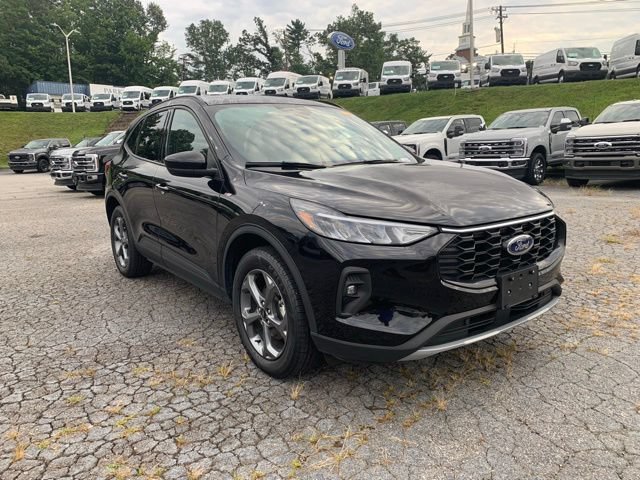 Certified 2025 Ford Escape ST-Line Select AWD/4WD image 2