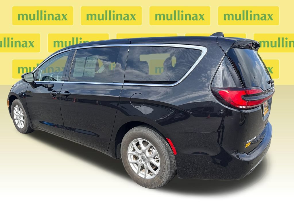 Used 2024 Chrysler Pacifica Touring-L FWD image 11