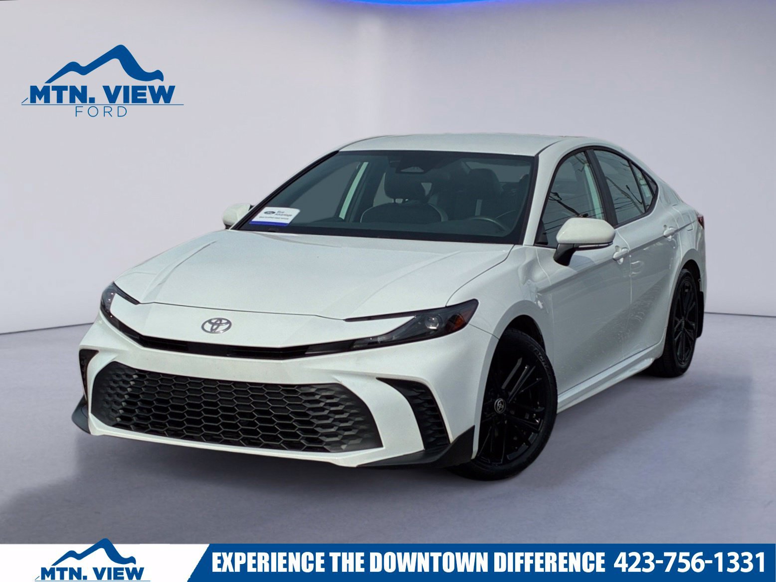 Used 2025 Toyota Camry SE FWD image 1