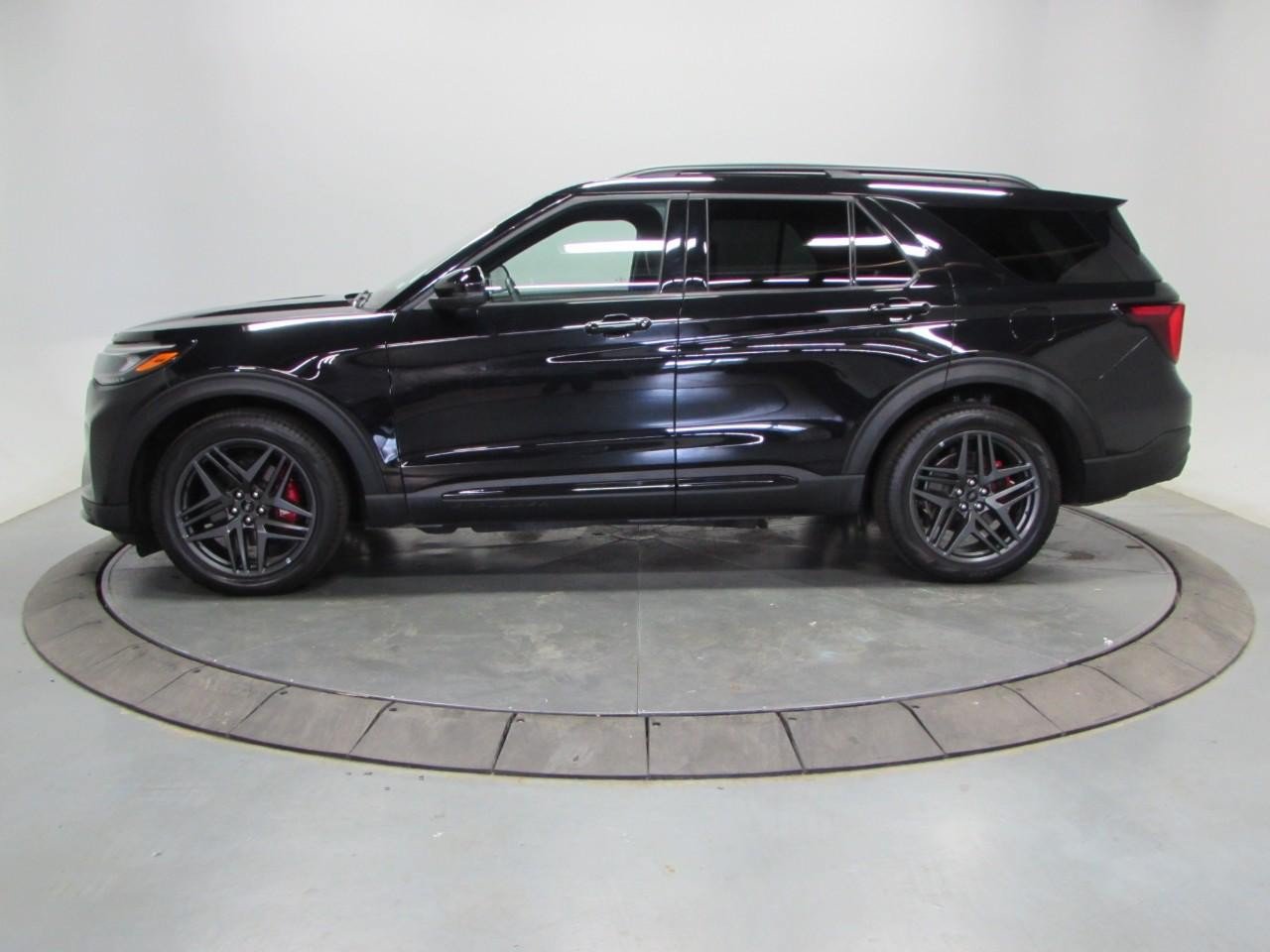 Certified 2025 Ford Explorer ST AWD/4WD image 4