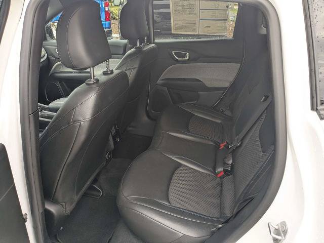 Used 2025 Jeep Compass Latitude AWD/4WD image 14