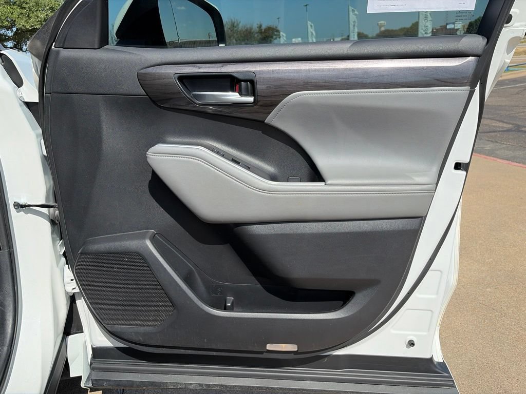 Used 2023 Toyota Highlander Limited FWD image 11