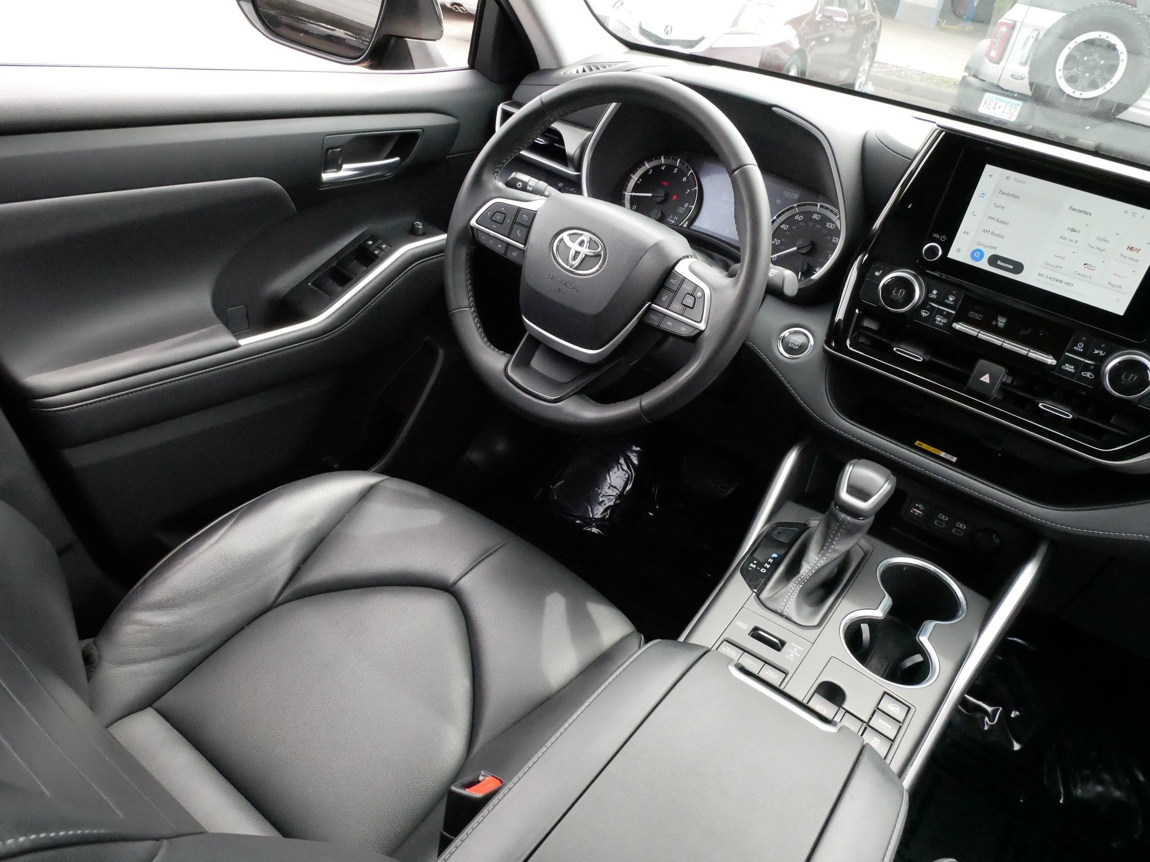Used 2023 Toyota Highlander XLE AWD/4WD image 9