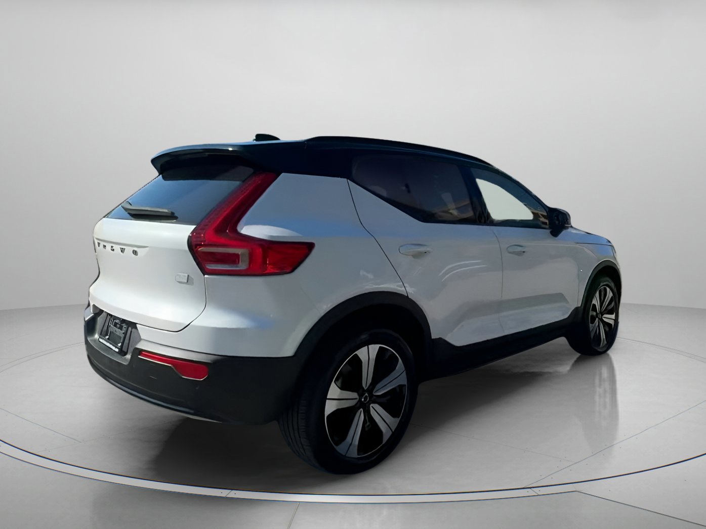 Used 2023 Volvo XC40 Recharge Plus image 21