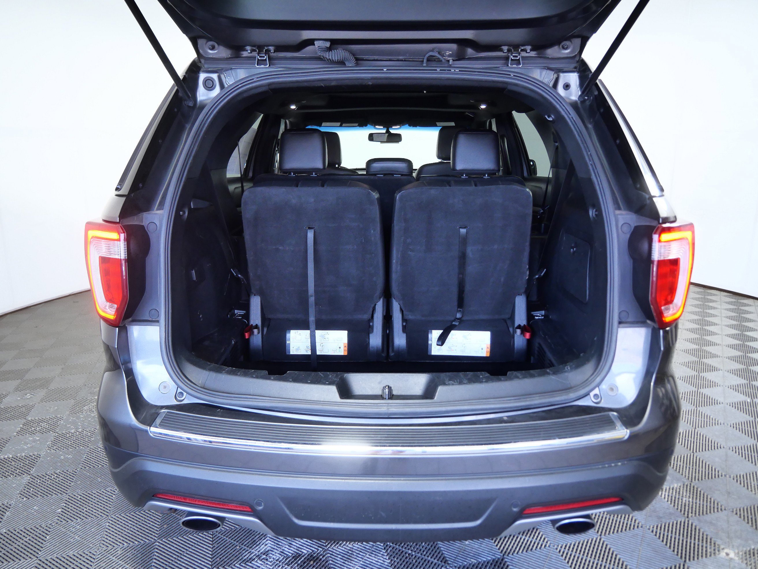 Certified 2018 Ford Explorer XLT w/ Equipment Group 202A AWD/4WD image 9
