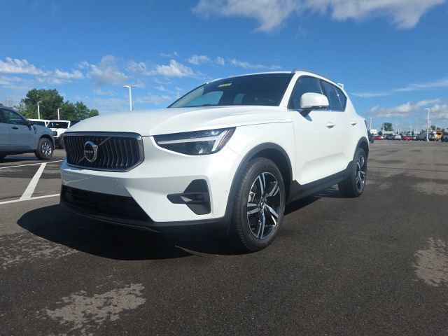 Used 2023 Volvo XC40 B5 Plus AWD/4WD image 2