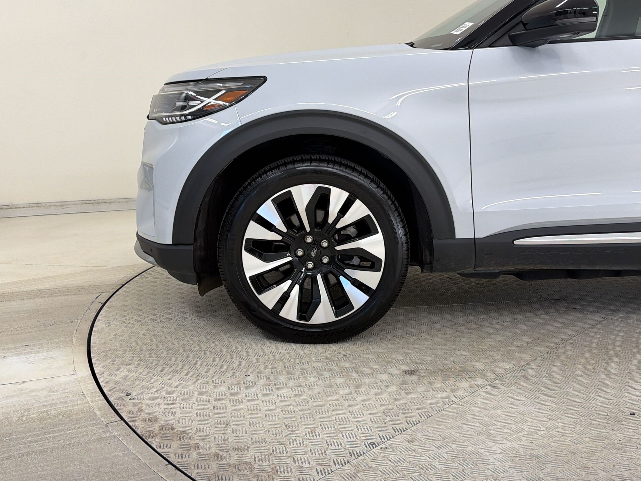 Certified 2025 Ford Explorer Platinum w/ LUX Leather Package AWD/4WD image 13