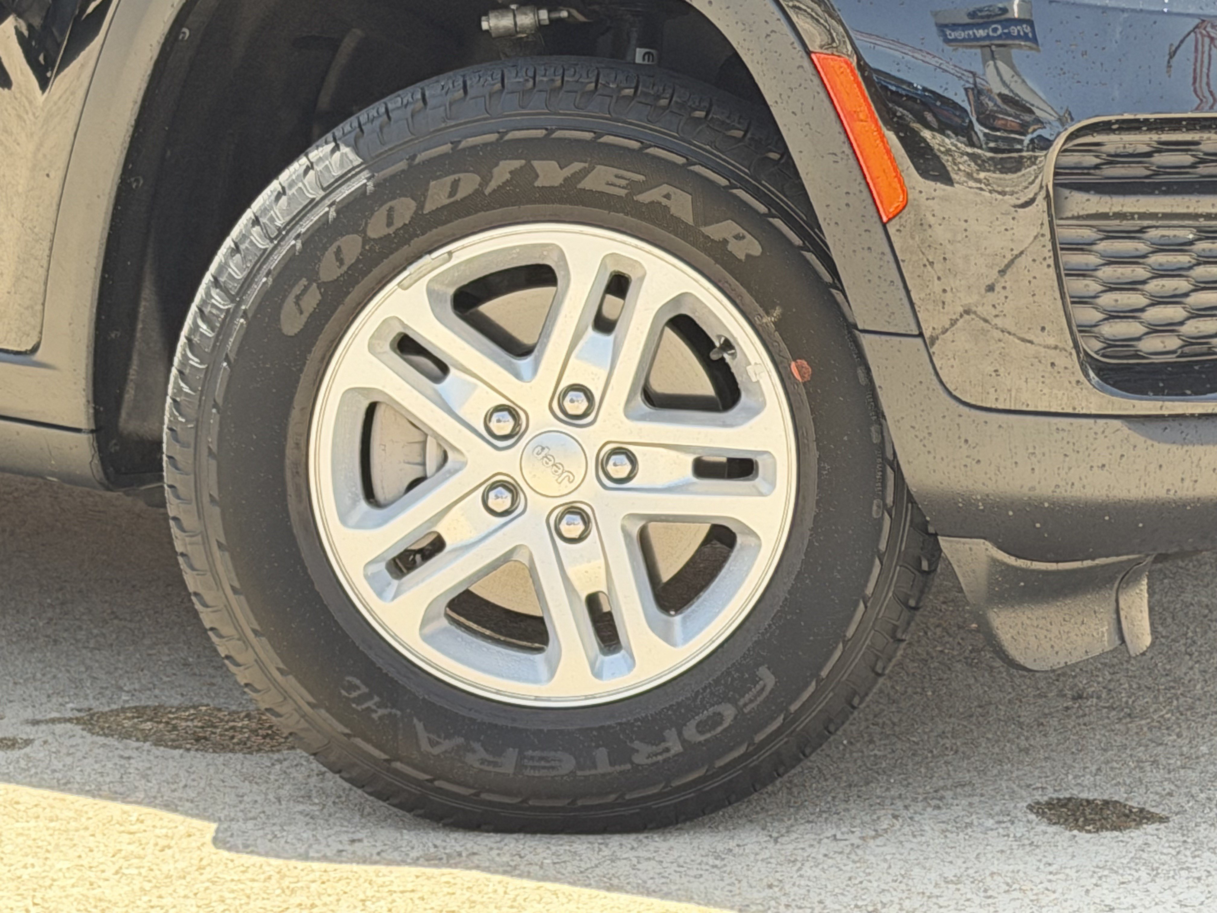 Used 2025 Jeep Grand Cherokee Laredo RWD image 3