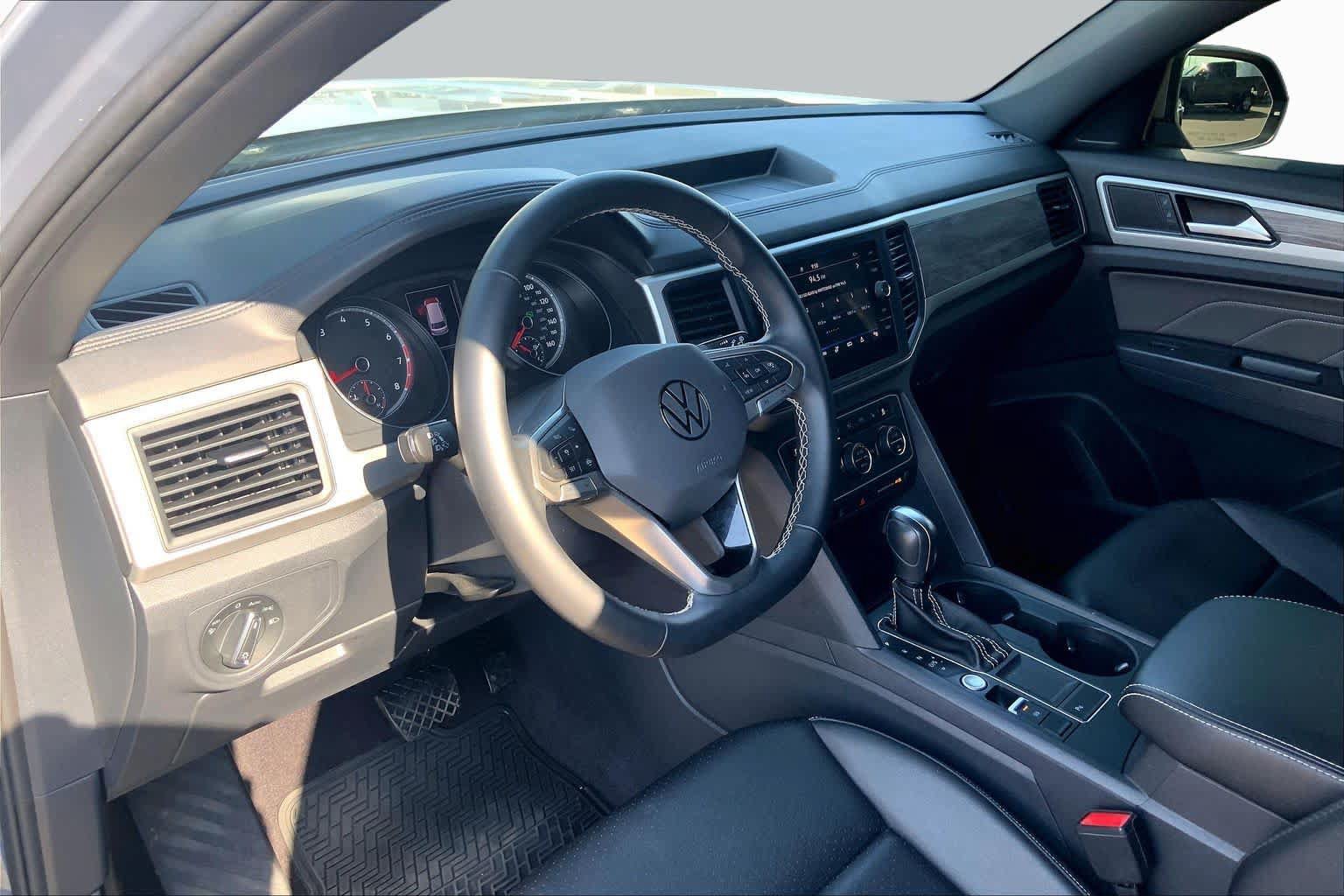 Used 2021 Volkswagen Atlas Cross Sport SE w/ V6 Towing Package FWD image 18