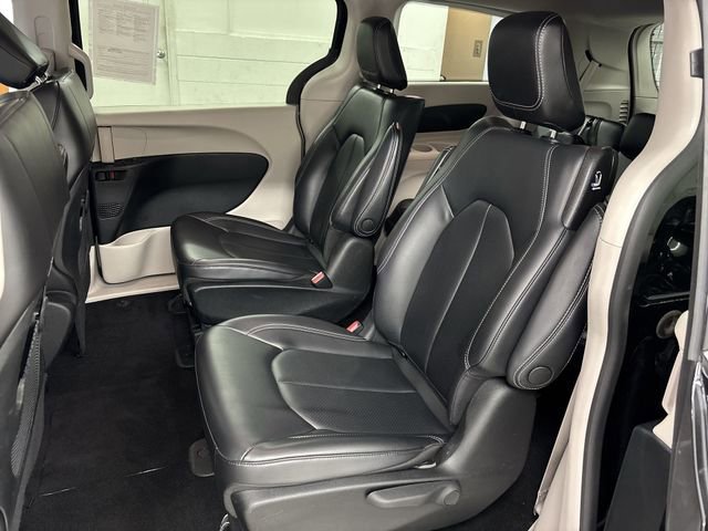 Used 2023 Chrysler Pacifica Touring-L image 12