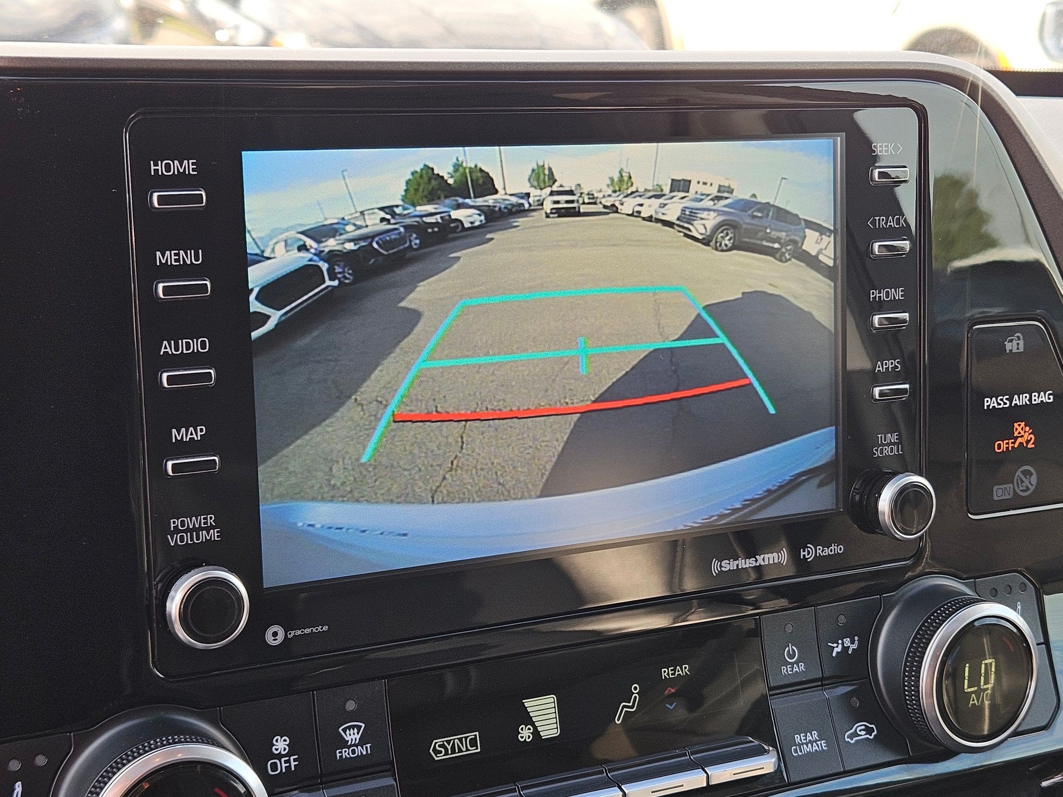 Used 2020 Toyota Highlander XLE AWD/4WD image 35