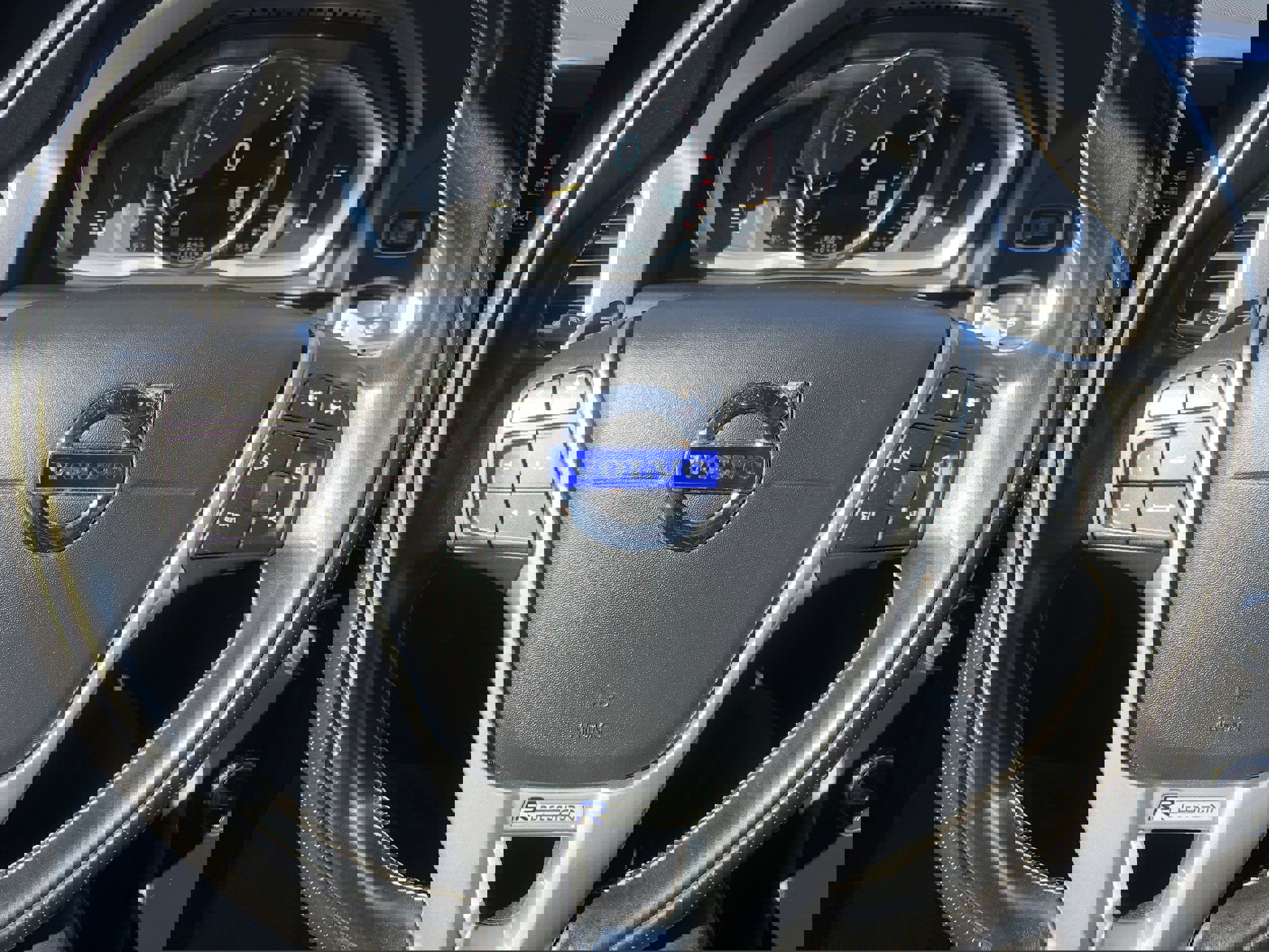 Used 2016 Volvo XC60 T6 R-Design Platinum w/ Climate Package image 14