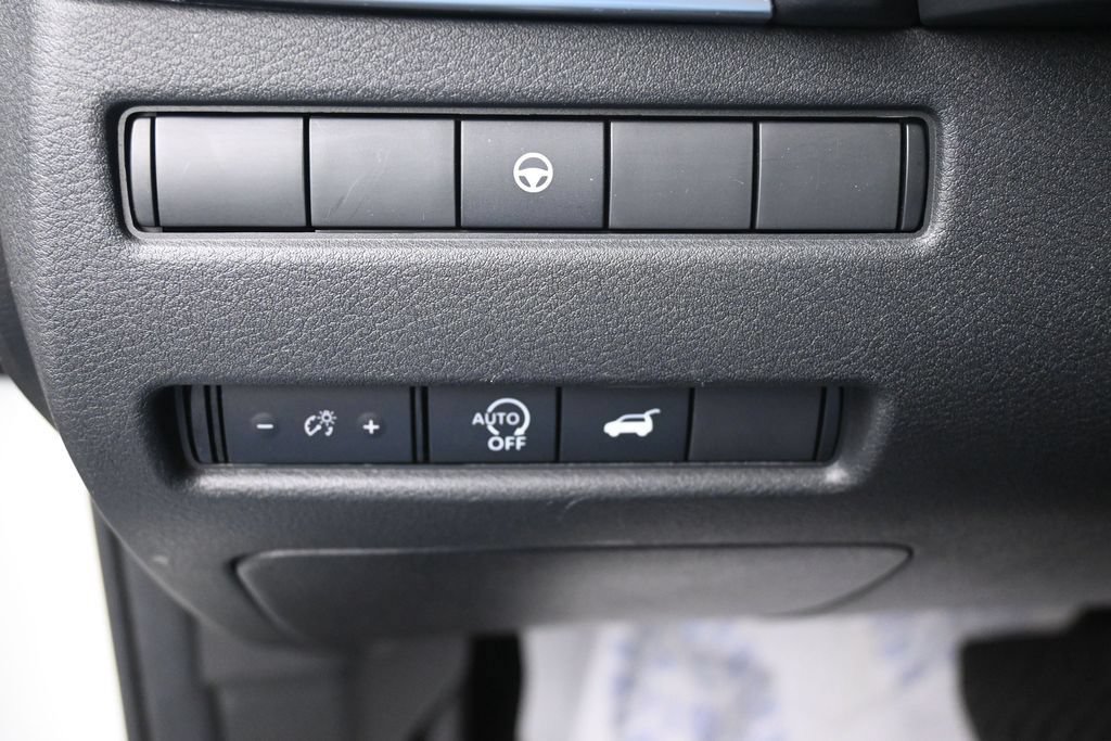 Used 2024 Nissan Rogue SV FWD image 17