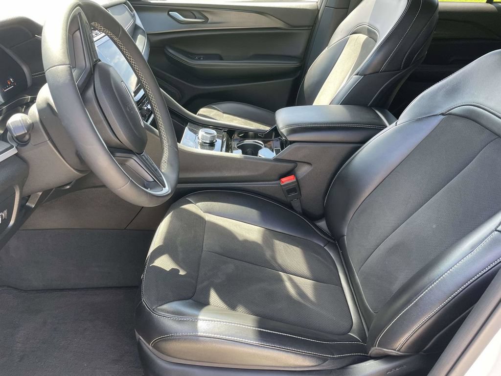 Used 2023 Jeep Grand Cherokee Altitude AWD/4WD image 13