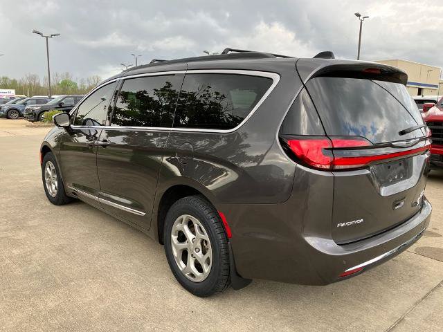 Used 2023 Chrysler Pacifica Limited AWD/4WD image 4