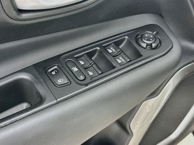 Used 2023 Jeep Renegade Latitude AWD/4WD image 29