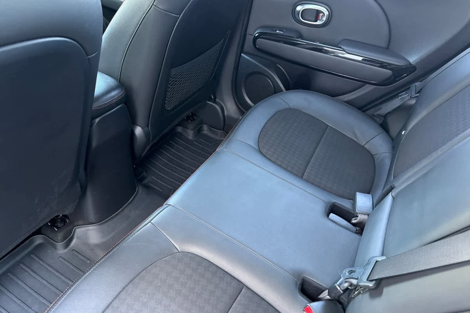 Used 2018 Kia Soul ! FWD image 4