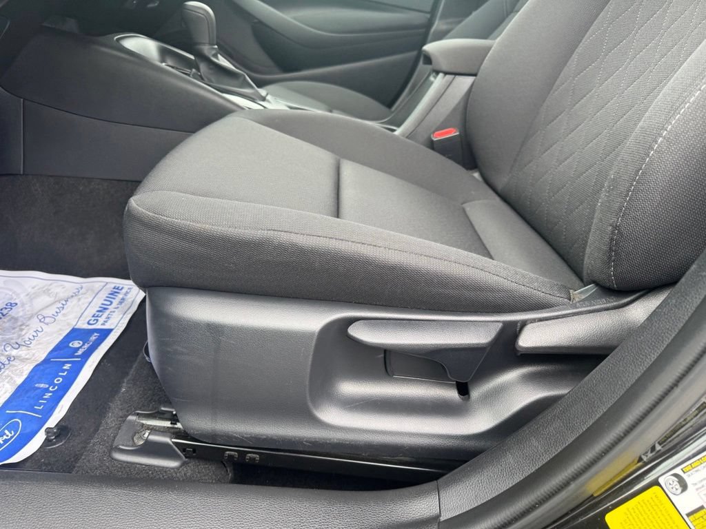 Used 2025 Toyota Corolla LE FWD image 5