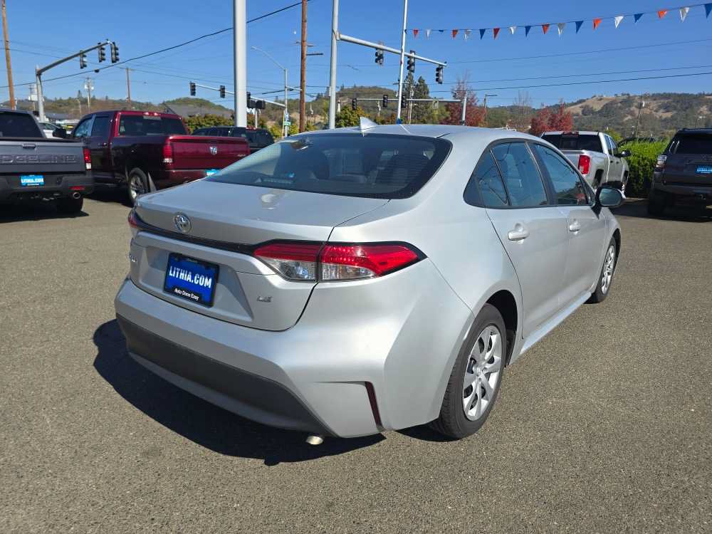 Used 2025 Toyota Corolla LE FWD image 5