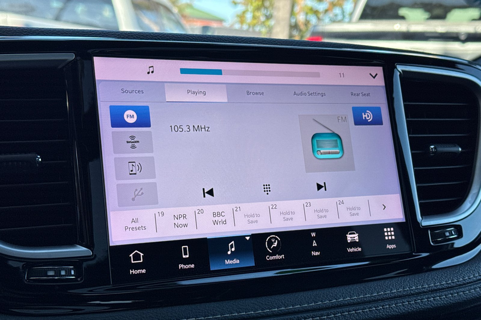 Used 2022 Chrysler Pacifica Limited w/ Uconnect Theater Family Group FWD image 17
