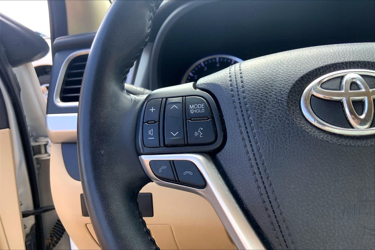 Used 2018 Toyota Highlander Limited w/ Carpet Mat Package (TMS) AWD/4WD image 24