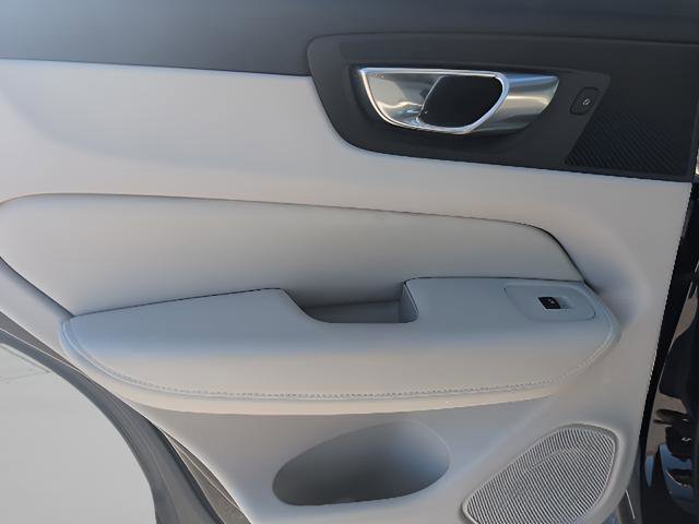 Used 2023 Volvo XC60 B5 Plus image 18