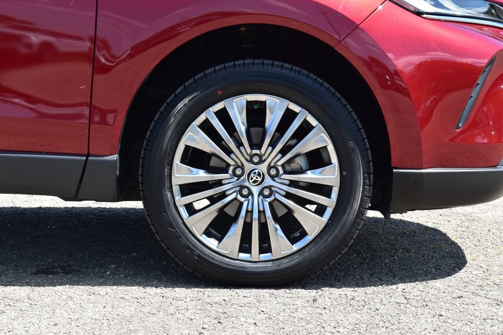 Used 2024 Toyota Venza XLE AWD/4WD image 6