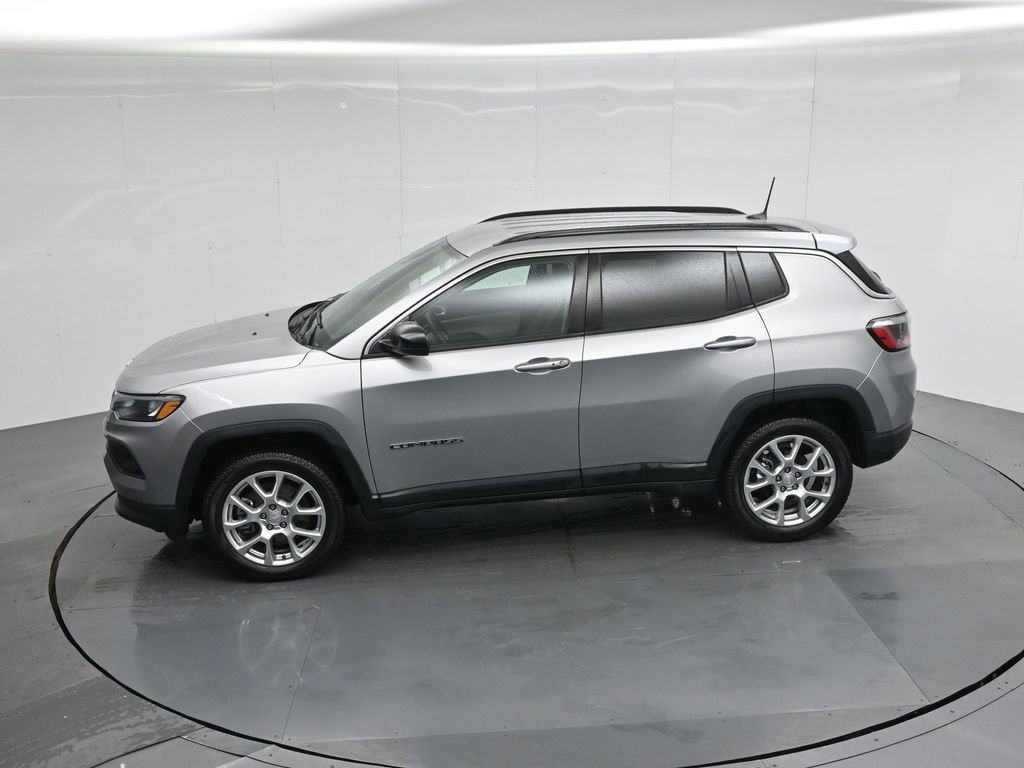 Used 2023 Jeep Compass Latitude image 23