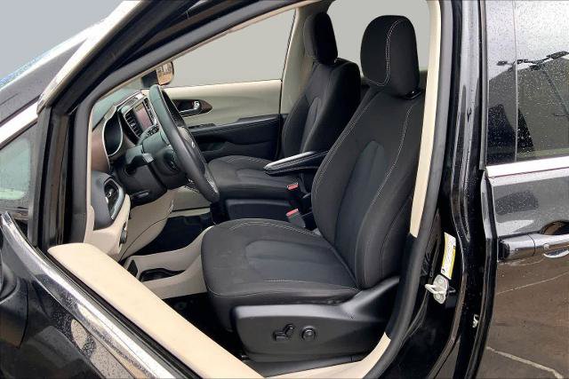 Used 2023 Chrysler Voyager LX FWD image 8