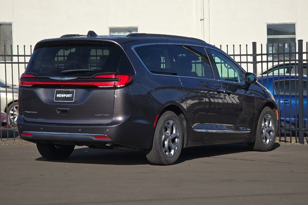 Used 2023 Chrysler Pacifica Limited FWD image 3