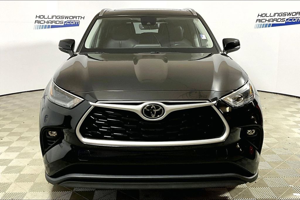 Used 2021 Toyota Highlander XLE AWD/4WD image 2
