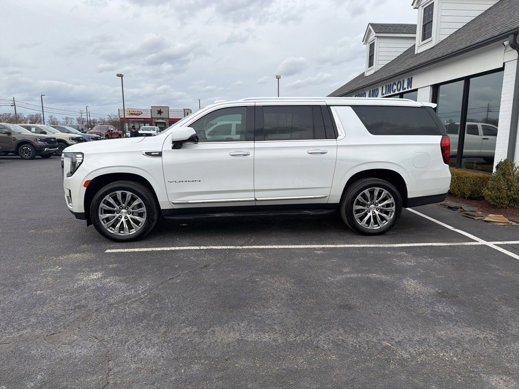 Used 2022 GMC Yukon XL SLT w/ SLT Premium Package image 3