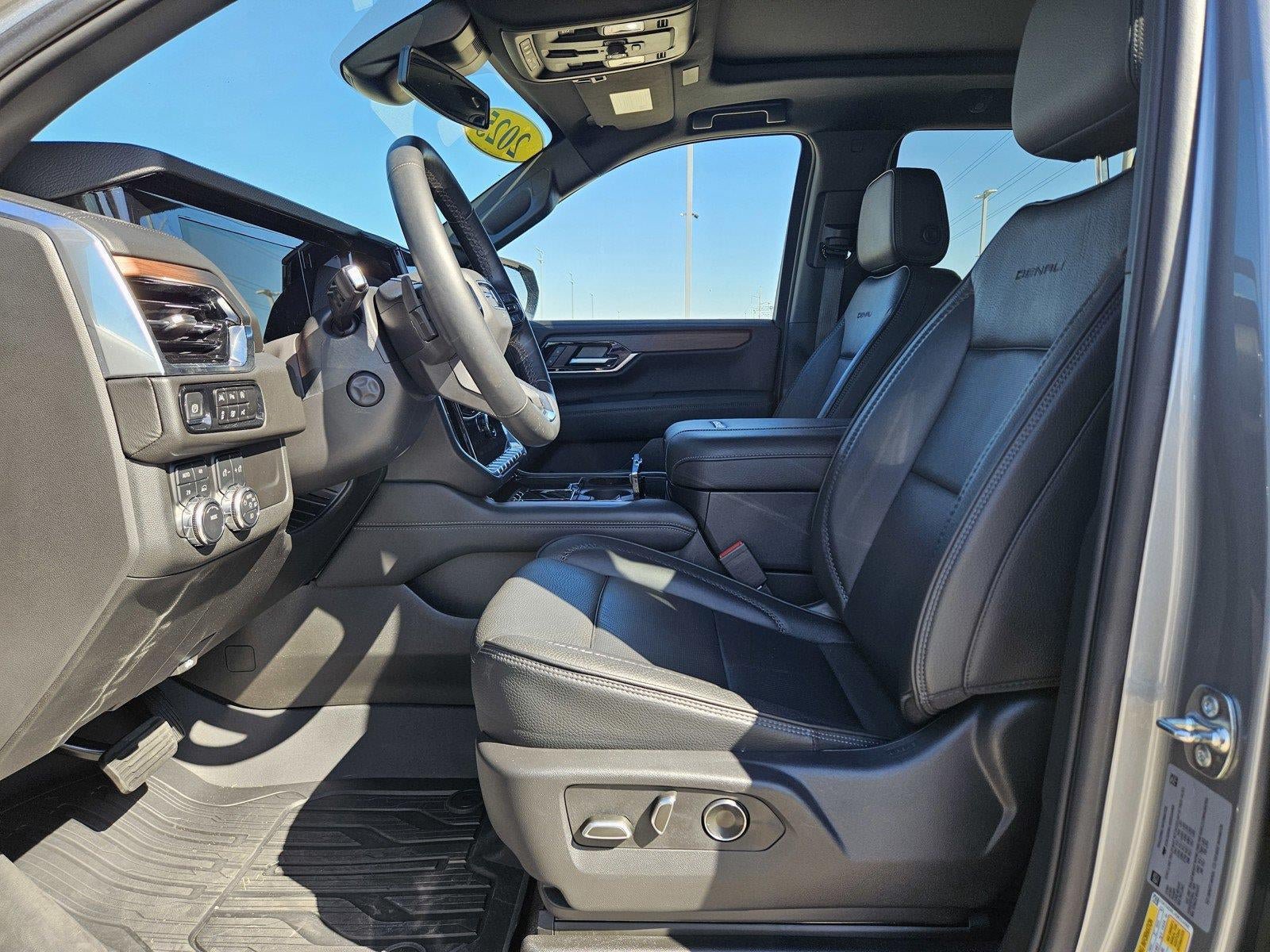 Used 2025 GMC Yukon Denali w/ Sun & Power Step Package AWD/4WD image 19