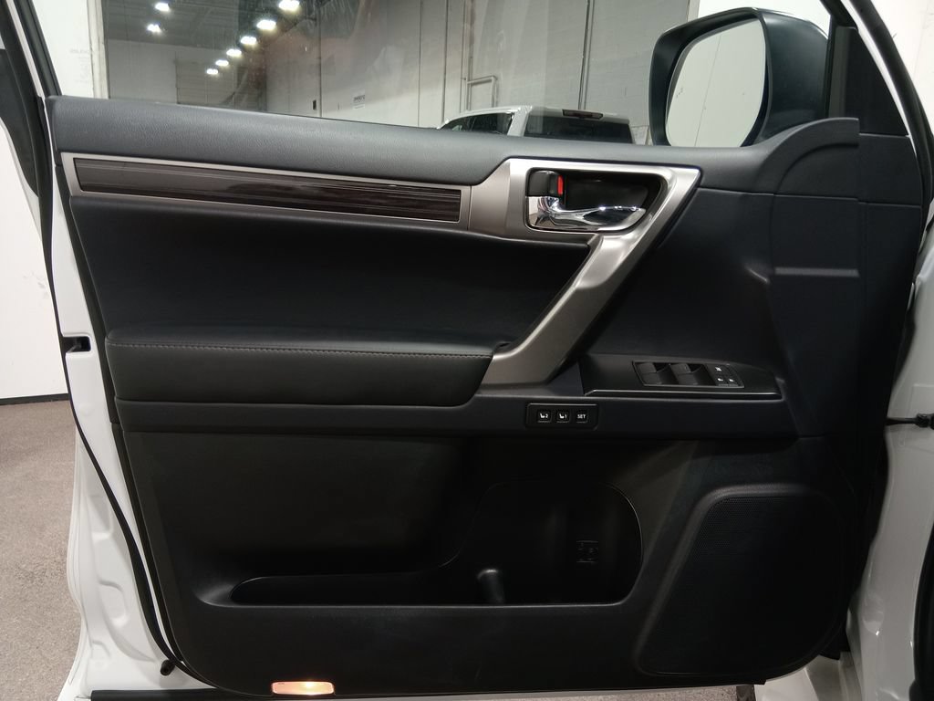 Used 2023 Lexus GX 460 Premium w/ Accessory Package AWD/4WD image 20