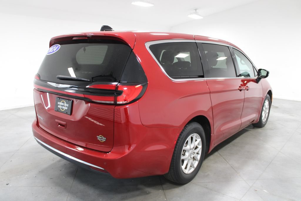 Used 2024 Chrysler Pacifica Touring-L FWD image 10