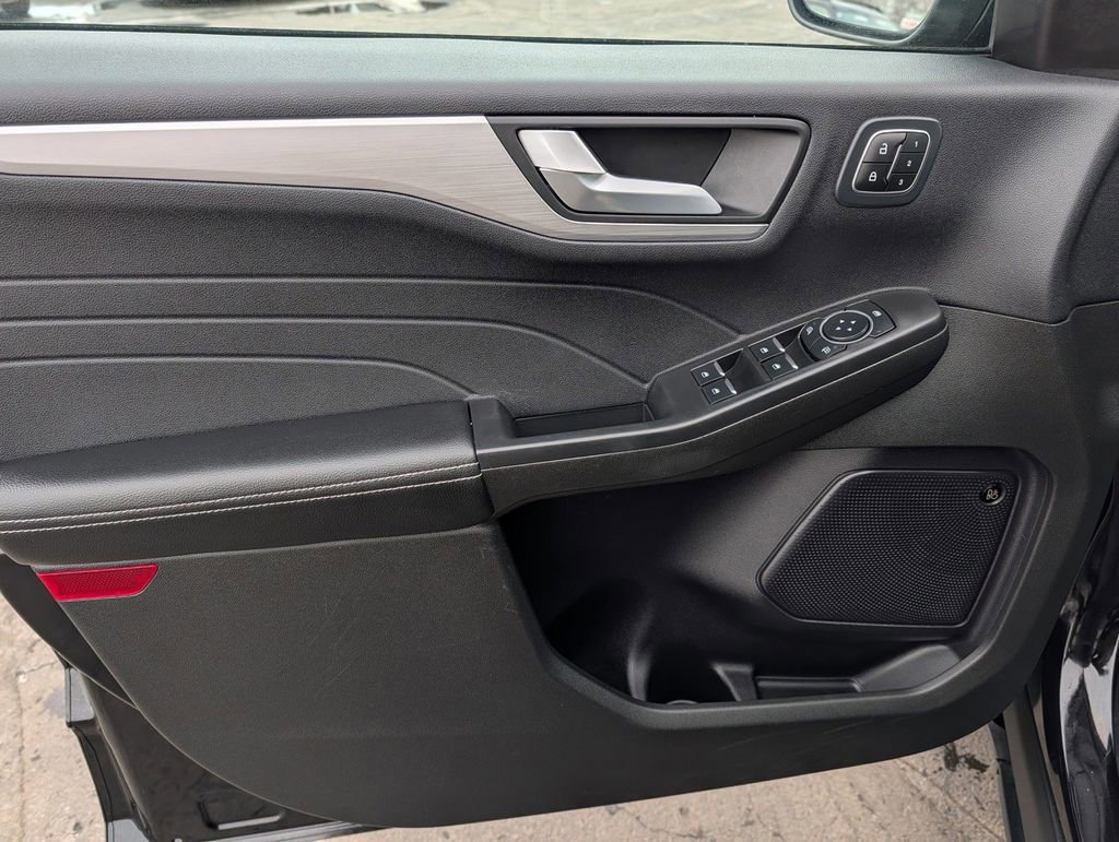 Certified 2023 Ford Escape Platinum w/ Premium Technology Package image 9