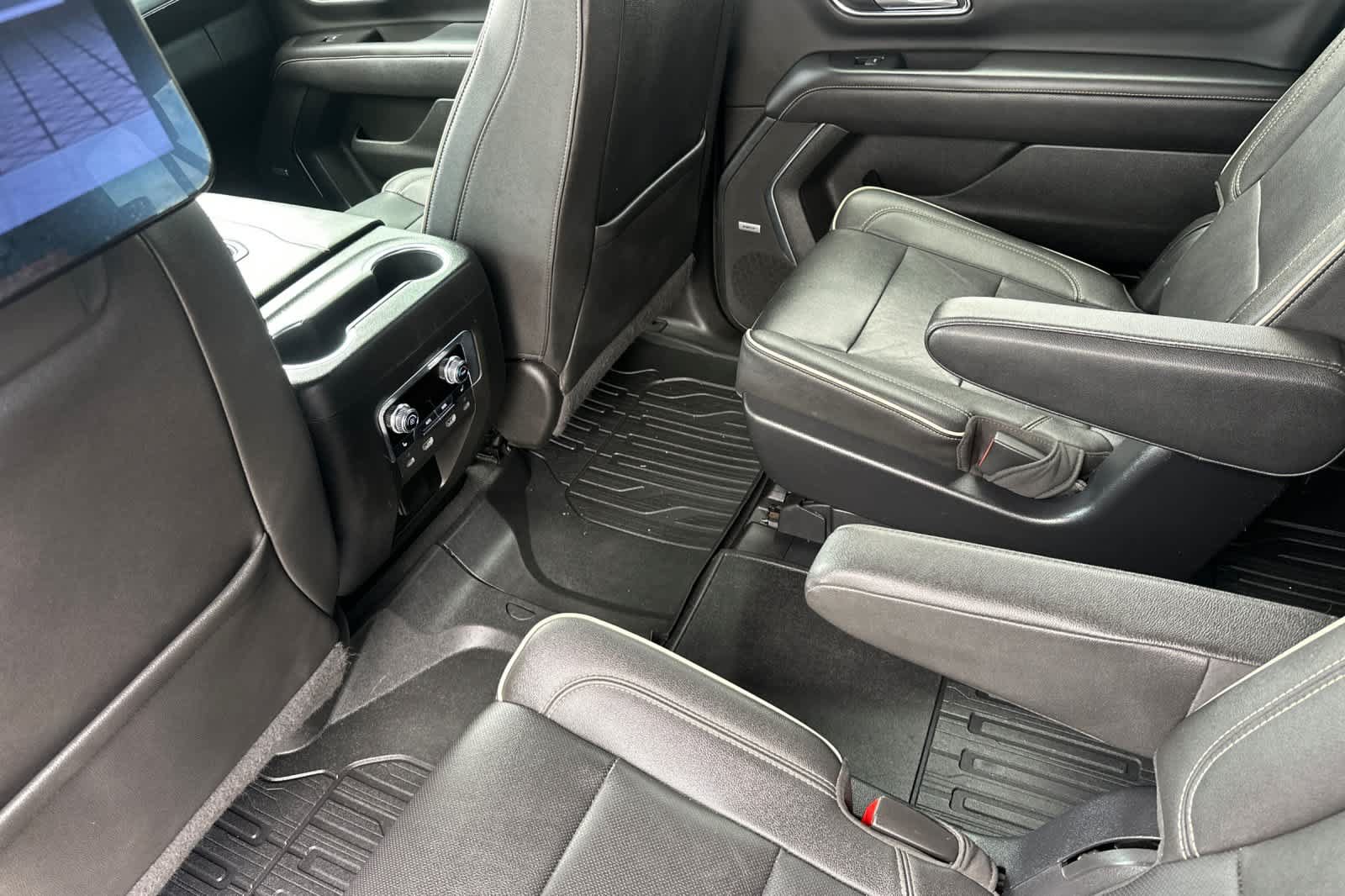 Used 2022 GMC Yukon XL SLT w/ SLT Premium Package AWD/4WD image 4