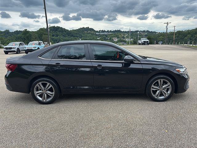 Used 2023 Volkswagen Jetta SE w/ Panoramic Sunroof Package FWD image 5