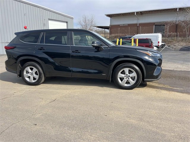 Used 2023 Toyota Highlander LE image 2