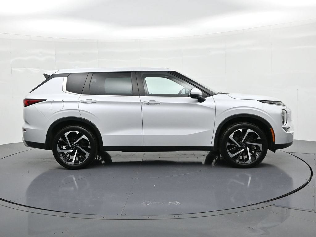 Used 2023 Mitsubishi Outlander SE AWD/4WD image 5
