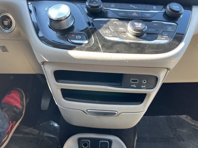 Used 2020 Chrysler Pacifica Touring-L image 28