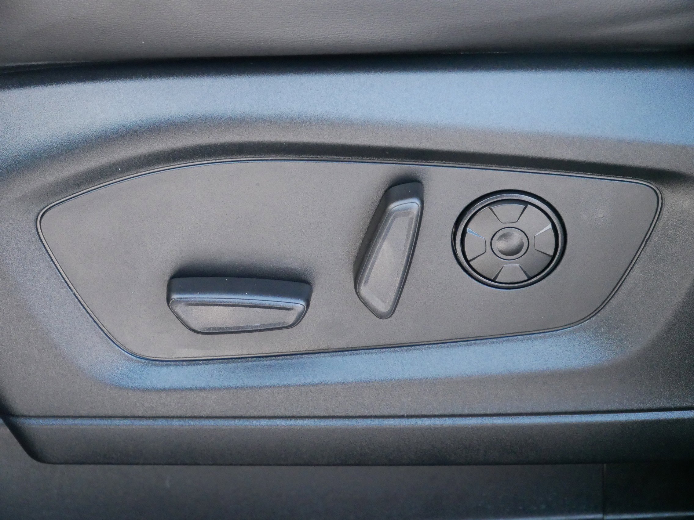 Certified 2023 Ford Explorer Platinum w/ Premium Technology Package image 12