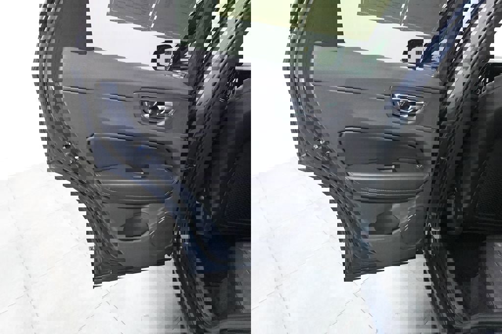 Used 2023 Volvo XC60 B5 Core image 23