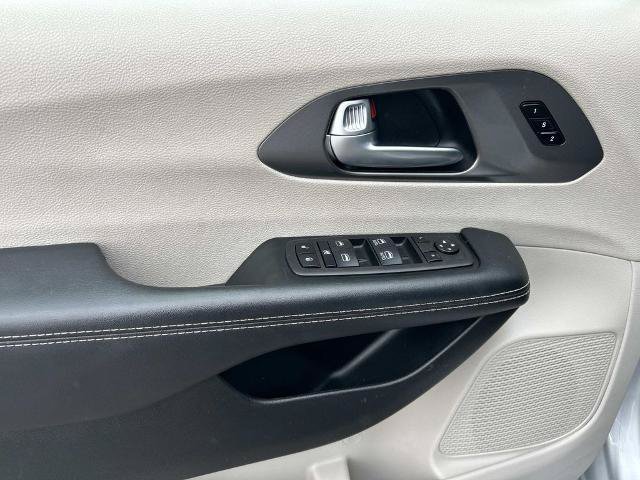 Used 2023 Chrysler Pacifica Touring-L FWD image 24