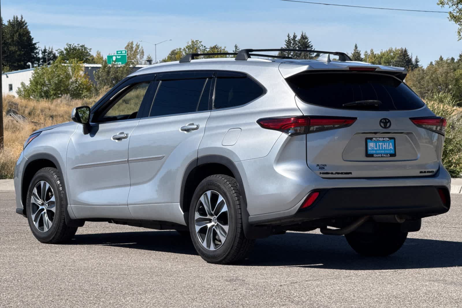 Used 2022 Toyota Highlander XLE AWD/4WD image 5