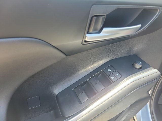 Used 2023 Toyota Highlander XLE FWD image 25