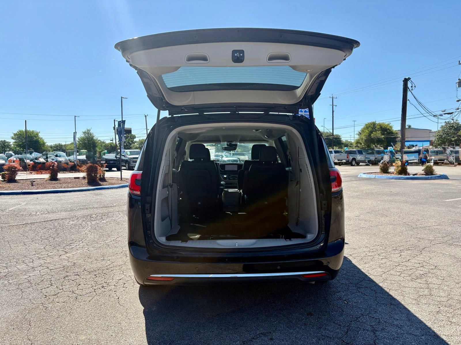 Used 2023 Chrysler Pacifica Touring-L FWD image 5