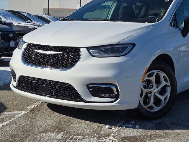 Used 2024 Chrysler Pacifica Limited image 2