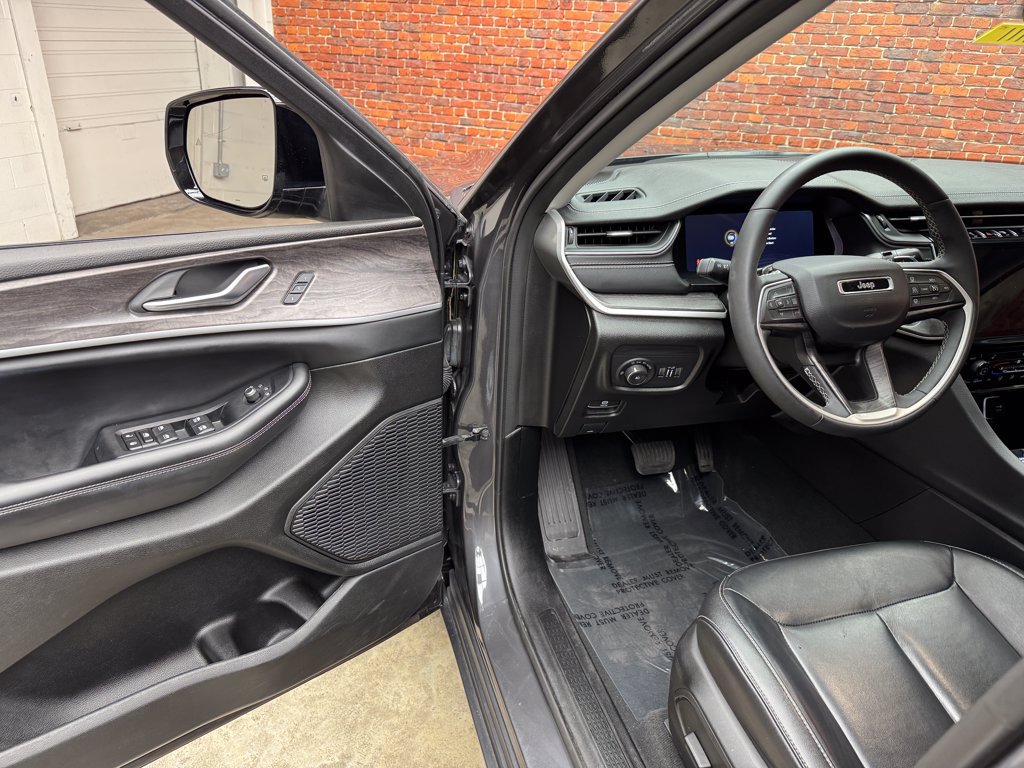 Used 2023 Jeep Grand Cherokee L Limited AWD/4WD image 8
